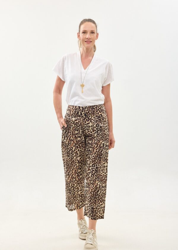 קומפורט זון: מכנסי ג'ד | מכנסיים מעוצבים ונוחים של קומפורט זון בוטיק - פרינט מנומר, הדפס חברבורות בגווני שחור וחום. מכנסיים ארוכים, מעוצבים, נוחים ונעימים. עם חגורת גומי רחבה מאחור, 2 כפתורים מלפנים עם רוכסן להתאמה מירבית. עם כיסים.