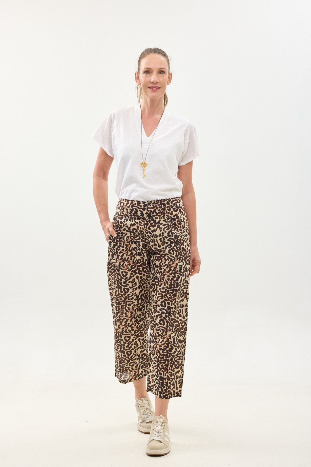 קומפורט זון: מכנסי ג'ד | מכנסיים מעוצבים ונוחים של קומפורט זון בוטיק - פרינט מנומר, הדפס חברבורות בגווני שחור וחום. מכנסיים ארוכים, מעוצבים, נוחים ונעימים. עם חגורת גומי רחבה מאחור, 2 כפתורים מלפנים עם רוכסן להתאמה מירבית. עם כיסים.