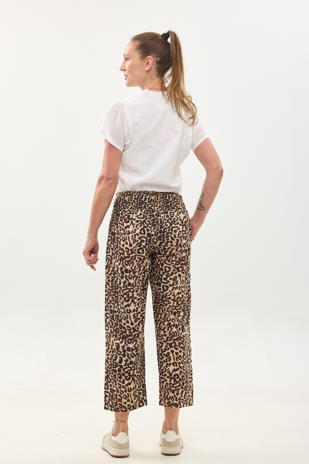 קומפורט זון: מכנסי ג'ד | מכנסיים מעוצבים ונוחים של קומפורט זון בוטיק - פרינט מנומר, הדפס חברבורות בגווני שחור וחום. מכנסיים ארוכים, מעוצבים, נוחים ונעימים. עם חגורת גומי רחבה מאחור, 2 כפתורים מלפנים עם רוכסן להתאמה מירבית. עם כיסים.