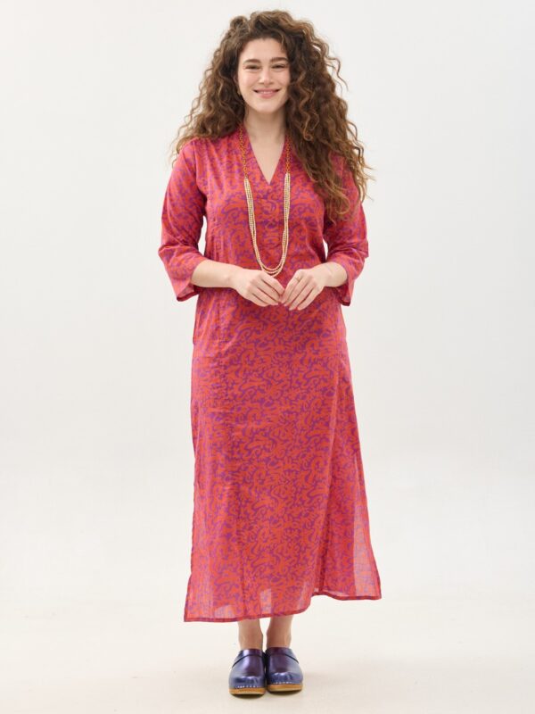 קומפורט זון: גלביה לנשים | הפי פנטזי, פרינט של דגם אוריינטלי ורוד כתום על רקע סגול. שמלת גלביה נעימה ונוחה באורך הקרסול, צווארון ווי, שרוולים 3/4 וכיסים צדדיים.