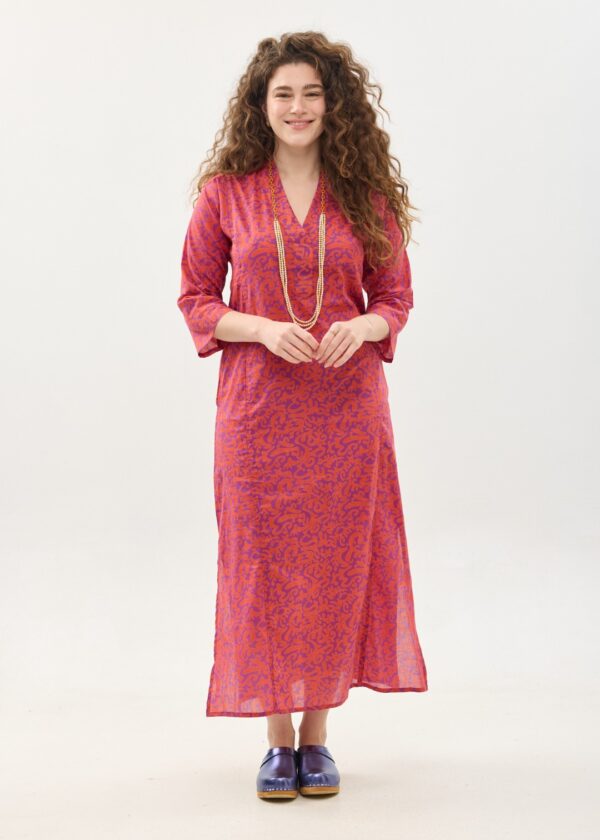 קומפורט זון: גלביה לנשים | הפי פנטזי, פרינט של דגם אוריינטלי ורוד כתום על רקע סגול. שמלת גלביה נעימה ונוחה באורך הקרסול, צווארון ווי, שרוולים 3/4 וכיסים צדדיים.