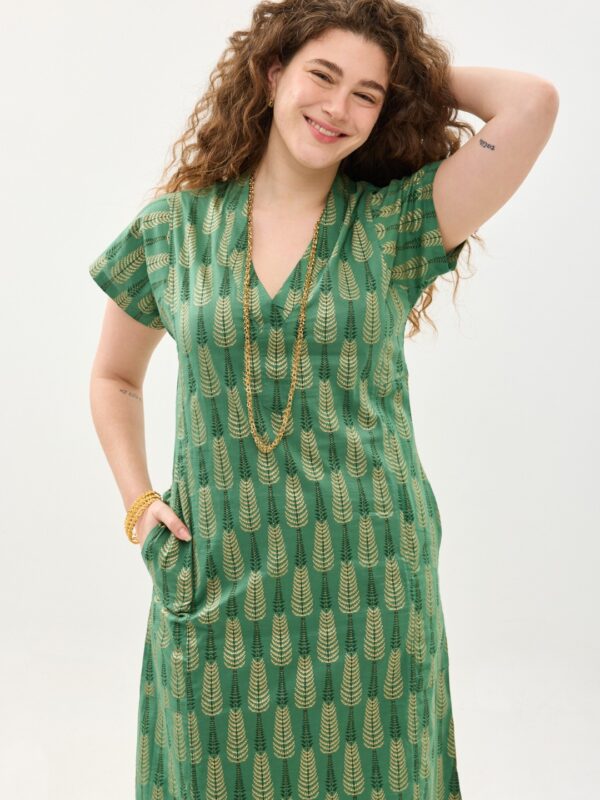 גלביה לנשים, שרוול קצר | יער קסום. גלבייה בעיצוב ייחודי – פרינט עלים טרופיים על שמלה בצבע ירוק מנטה עמוק