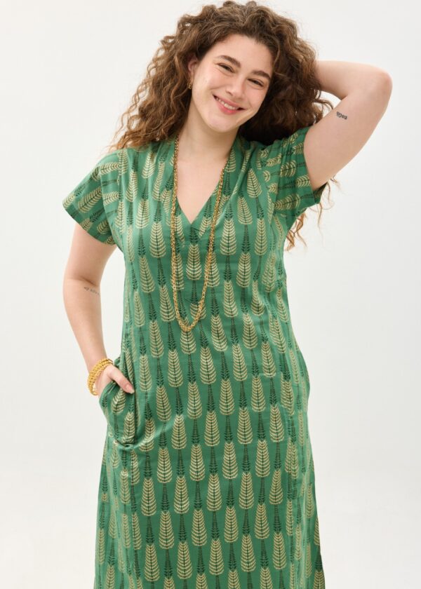 גלביה לנשים, שרוול קצר | יער קסום. גלבייה בעיצוב ייחודי – פרינט עלים טרופיים על שמלה בצבע ירוק מנטה עמוק