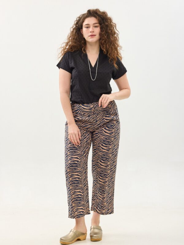 קומפורט זון: מכנסי ג'ד | מכנסיים מעוצבים ונוחים של קומפורט זון בוטיק - פרינט זברה בצבע כחול עמוק על רקע בגוון פודרה