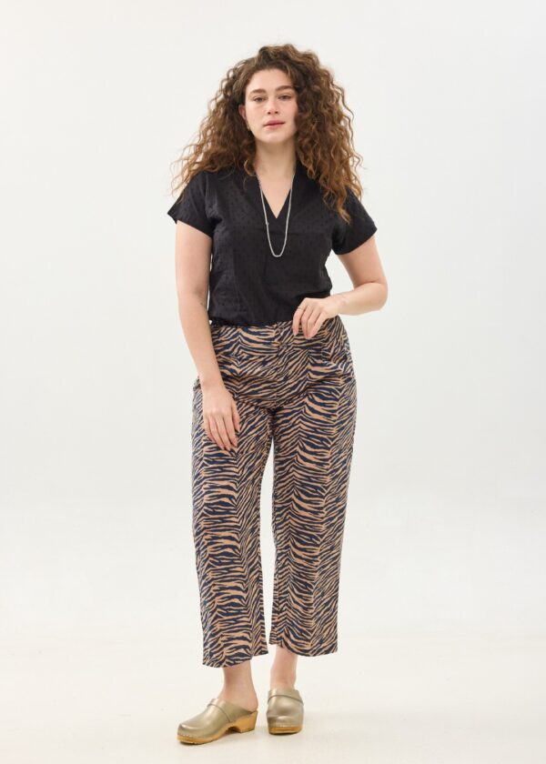 קומפורט זון: מכנסי ג'ד | מכנסיים מעוצבים ונוחים של קומפורט זון בוטיק - פרינט זברה בצבע כחול עמוק על רקע בגוון פודרה