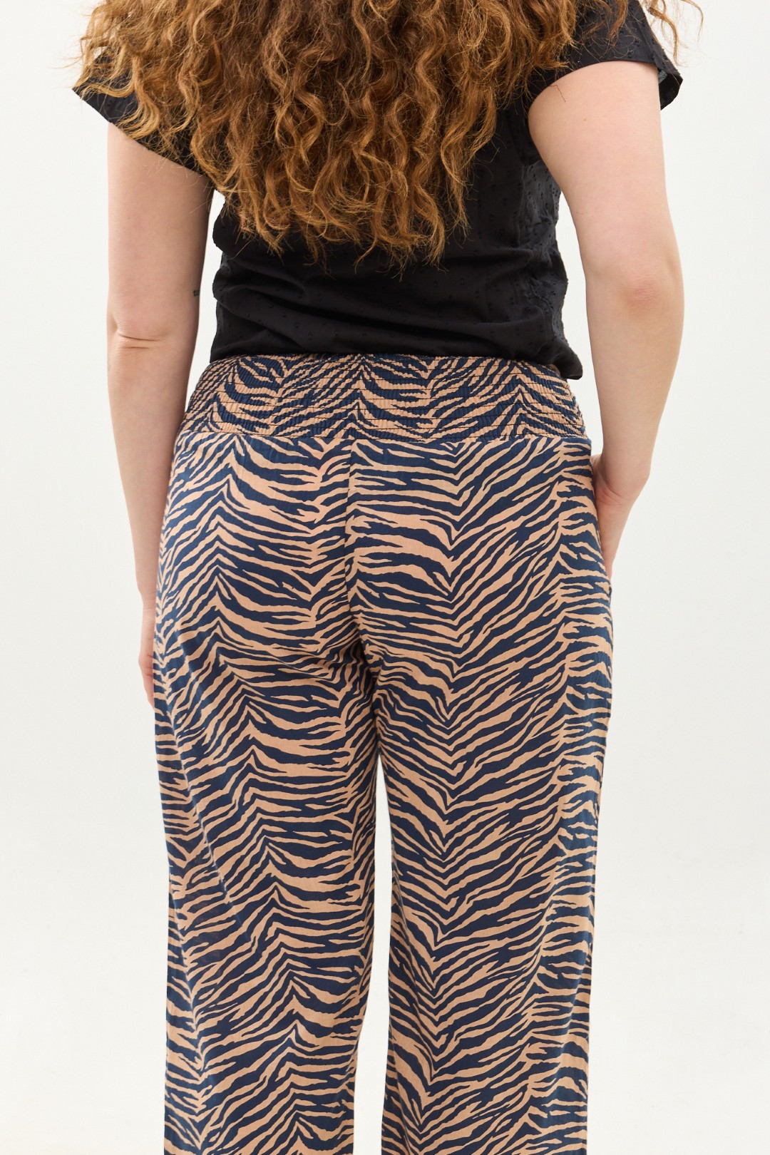 קומפורט זון: מכנסי ג'ד | מכנסיים מעוצבים ונוחים של קומפורט זון בוטיק - פרינט זברה בצבע כחול עמוק על רקע בגוון פודרה
