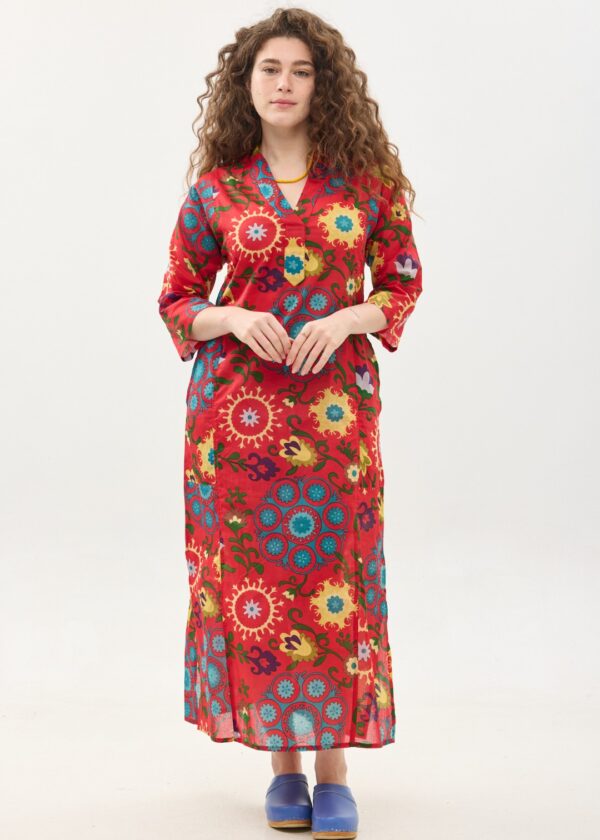 גלביה לנשים | סוזני אדום. גלבייה בעיצוב ייחודי - פרינט פלורילי בצהובים, ירוקים ותכולים על רקע אדום לוהב. שמלת גלביה נעימה ונוחה באורך הקרסול, צווארון ווי, שרוולים 3/4 וכיסים צדדיים