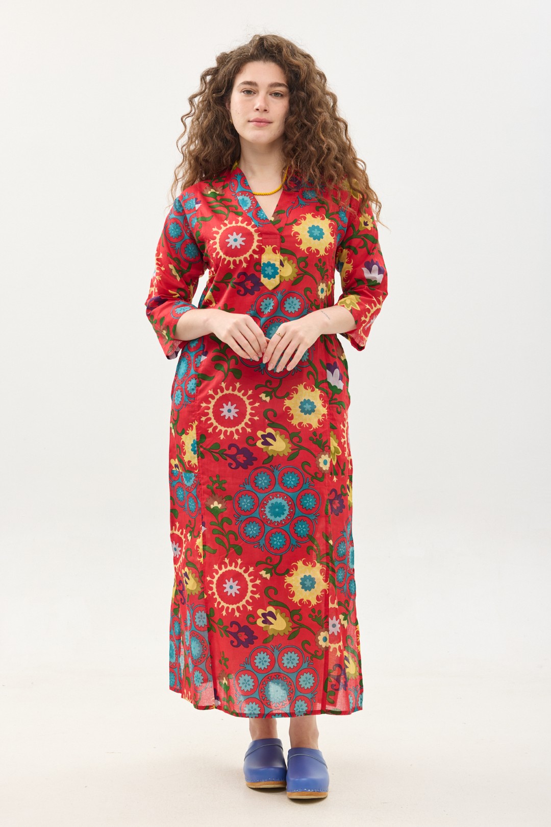 גלביה לנשים | סוזני אדום. גלבייה בעיצוב ייחודי - פרינט פלורילי בצהובים, ירוקים ותכולים על רקע אדום לוהב. שמלת גלביה נעימה ונוחה באורך הקרסול, צווארון ווי, שרוולים 3/4 וכיסים צדדיים