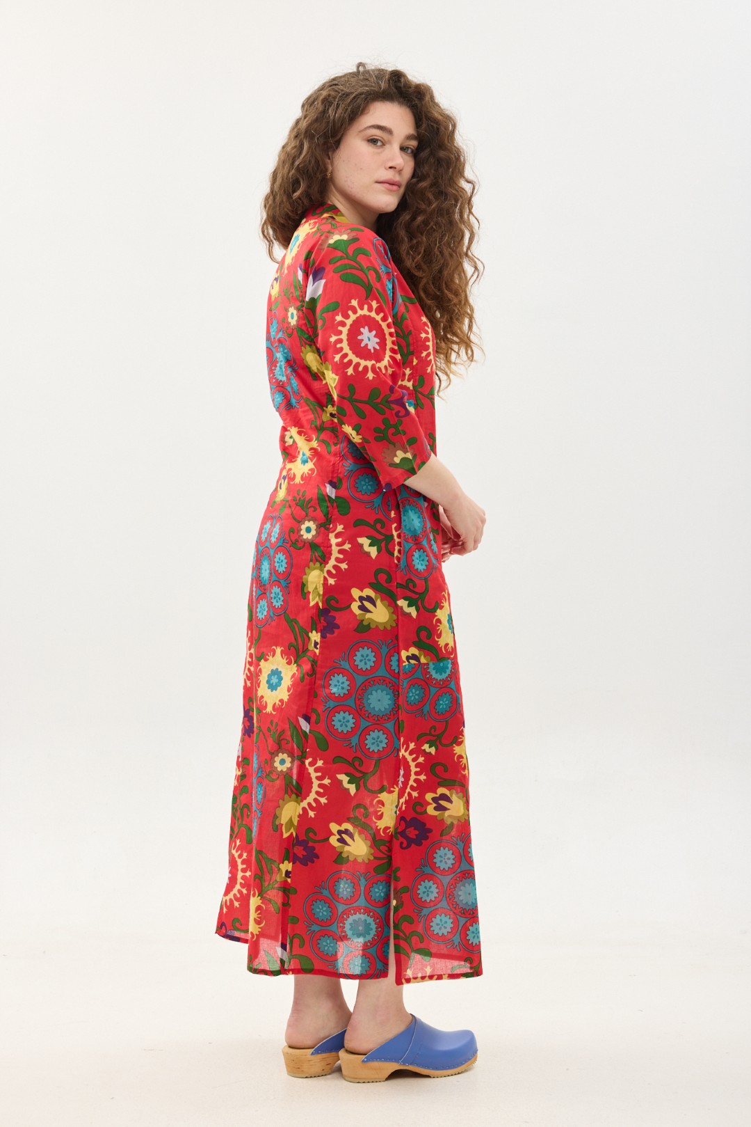 גלביה לנשים | סוזני אדום. גלבייה בעיצוב ייחודי - פרינט פלורילי בצהובים, ירוקים ותכולים על רקע אדום לוהב. שמלת גלביה נעימה ונוחה באורך הקרסול, צווארון ווי, שרוולים 3/4 וכיסים צדדיים