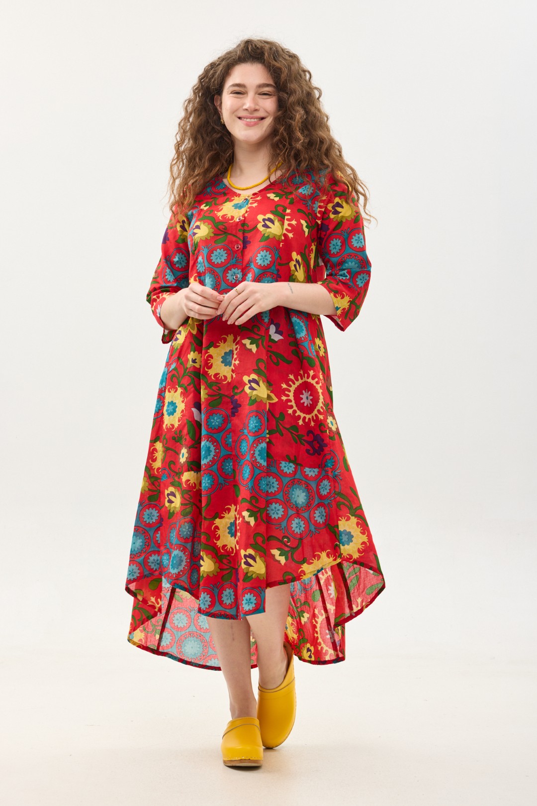 קומפורט זון: שמלת יפעת | סוזני אדום. פרינט פלורילי בצהובים, ירוקים ותכולים על רקע אדום לוהב. שמלת אוברסייז יפיפייה ונוחה, צווארון וי, שרוולים 3/4, כפתורים וכיסים קדמיים.