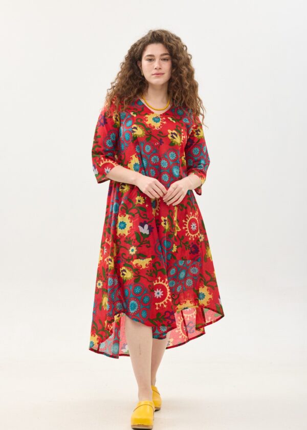 קומפורט זון: שמלת יפעת | סוזני אדום. פרינט פלורילי בצהובים, ירוקים ותכולים על רקע אדום לוהב. שמלת אוברסייז יפיפייה ונוחה, צווארון וי, שרוולים 3/4, כפתורים וכיסים קדמיים.