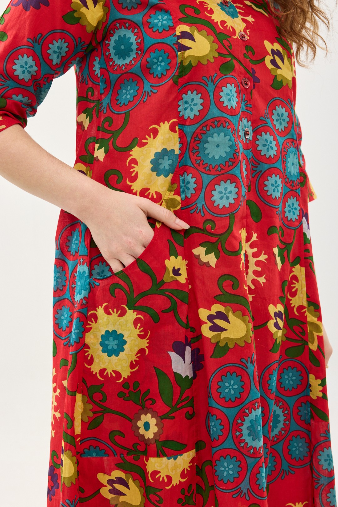 קומפורט זון: שמלת יפעת | סוזני אדום. פרינט פלורילי בצהובים, ירוקים ותכולים על רקע אדום לוהב. שמלת אוברסייז יפיפייה ונוחה, צווארון וי, שרוולים 3/4, כפתורים וכיסים קדמיים.