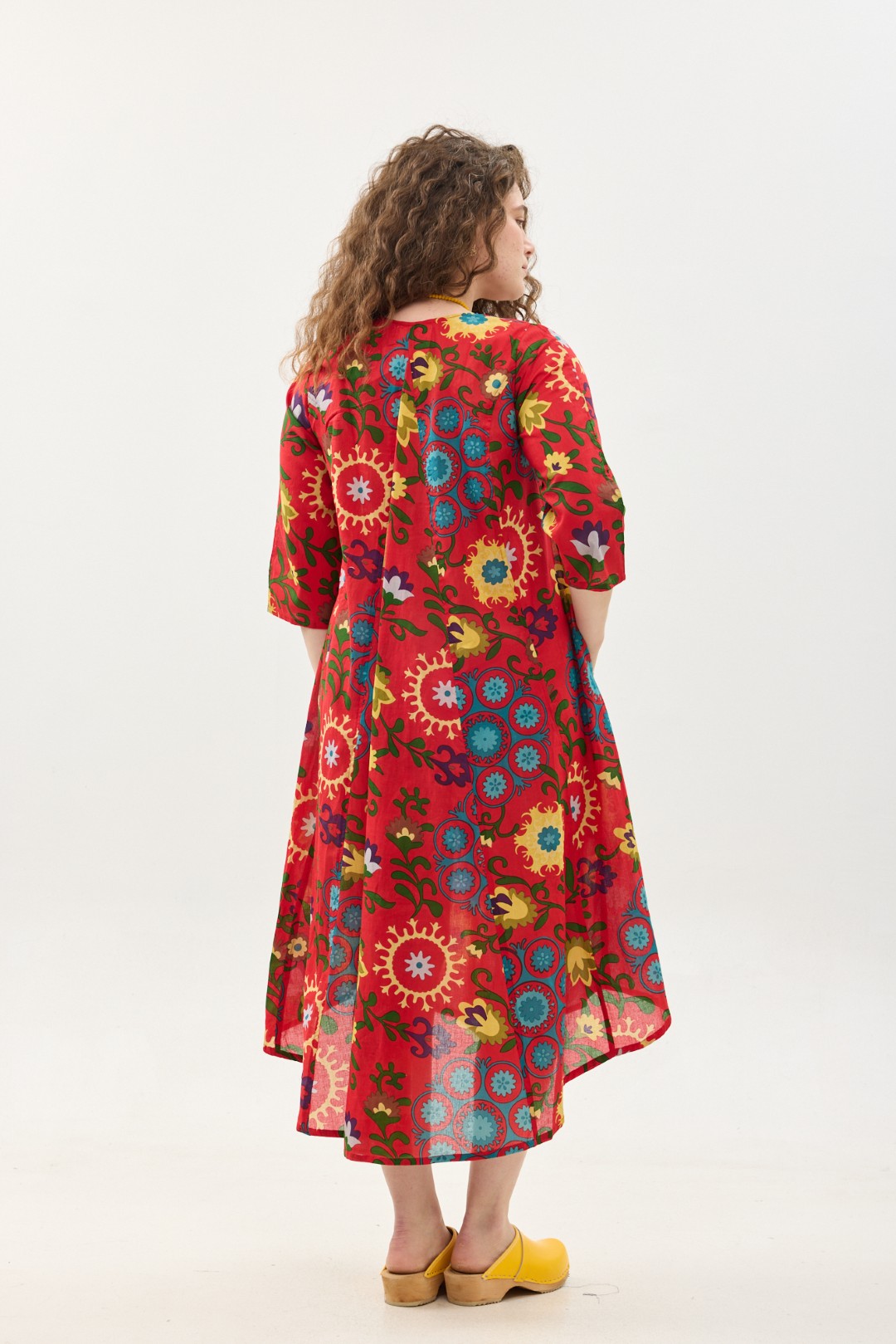 קומפורט זון: שמלת יפעת | סוזני אדום. פרינט פלורילי בצהובים, ירוקים ותכולים על רקע אדום לוהב. שמלת אוברסייז יפיפייה ונוחה, צווארון וי, שרוולים 3/4, כפתורים וכיסים קדמיים.