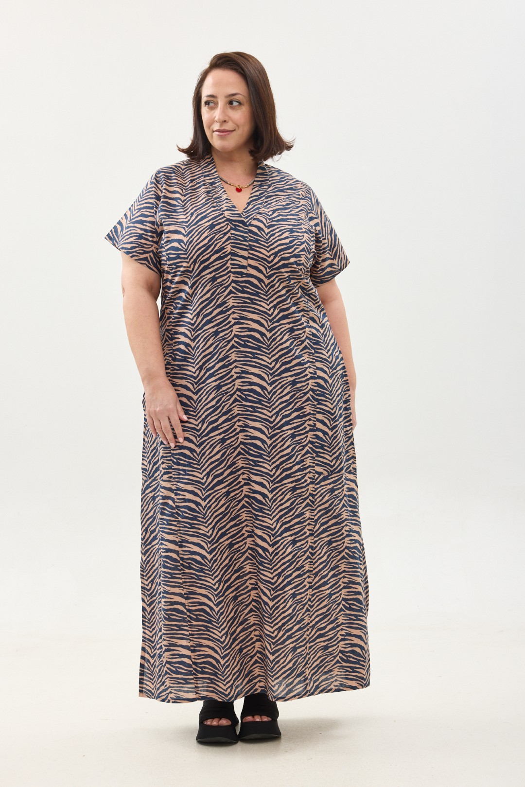 גלביה לנשים, שרוול קצר | גלבייה בעיצוב ייחודי – הדפס זברה, שמלה עם הדפס זברה כחול עמוק על רקע פודרה