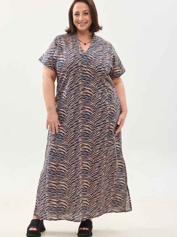 גלביה לנשים, שרוול קצר | גלבייה בעיצוב ייחודי – הדפס זברה, שמלה עם הדפס זברה כחול עמוק על רקע פודרה