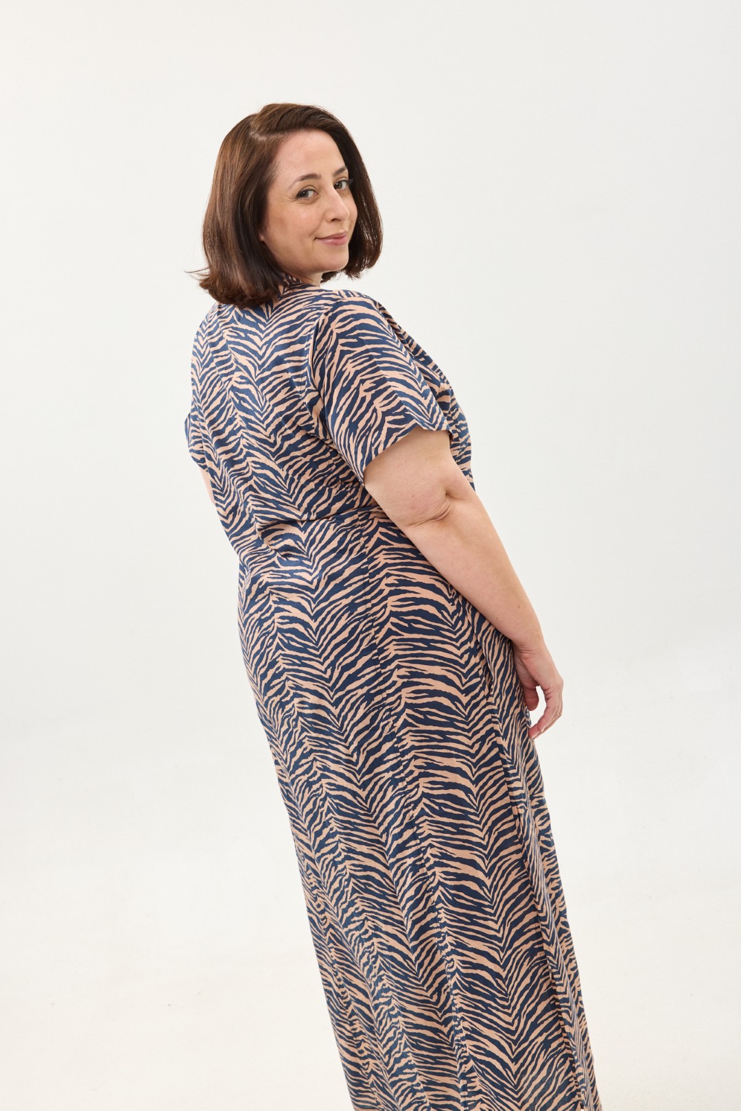גלביה לנשים, שרוול קצר | גלבייה בעיצוב ייחודי – הדפס זברה, שמלה עם הדפס זברה כחול עמוק על רקע פודרה