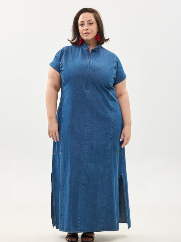 קומפורט זון: שמלת מרב, שרוול קצר | דנים כחול כהה. שמלה נעימה ונוחה באורך מקסי, עם צווארון גבוה בשילוב רוכסן, שרוולים 3/4 וכיסים