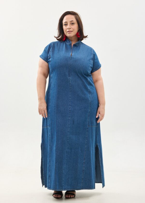 קומפורט זון: שמלת מרב, שרוול קצר | דנים כחול כהה. שמלה נעימה ונוחה באורך מקסי, עם צווארון גבוה בשילוב רוכסן, שרוולים 3/4 וכיסים