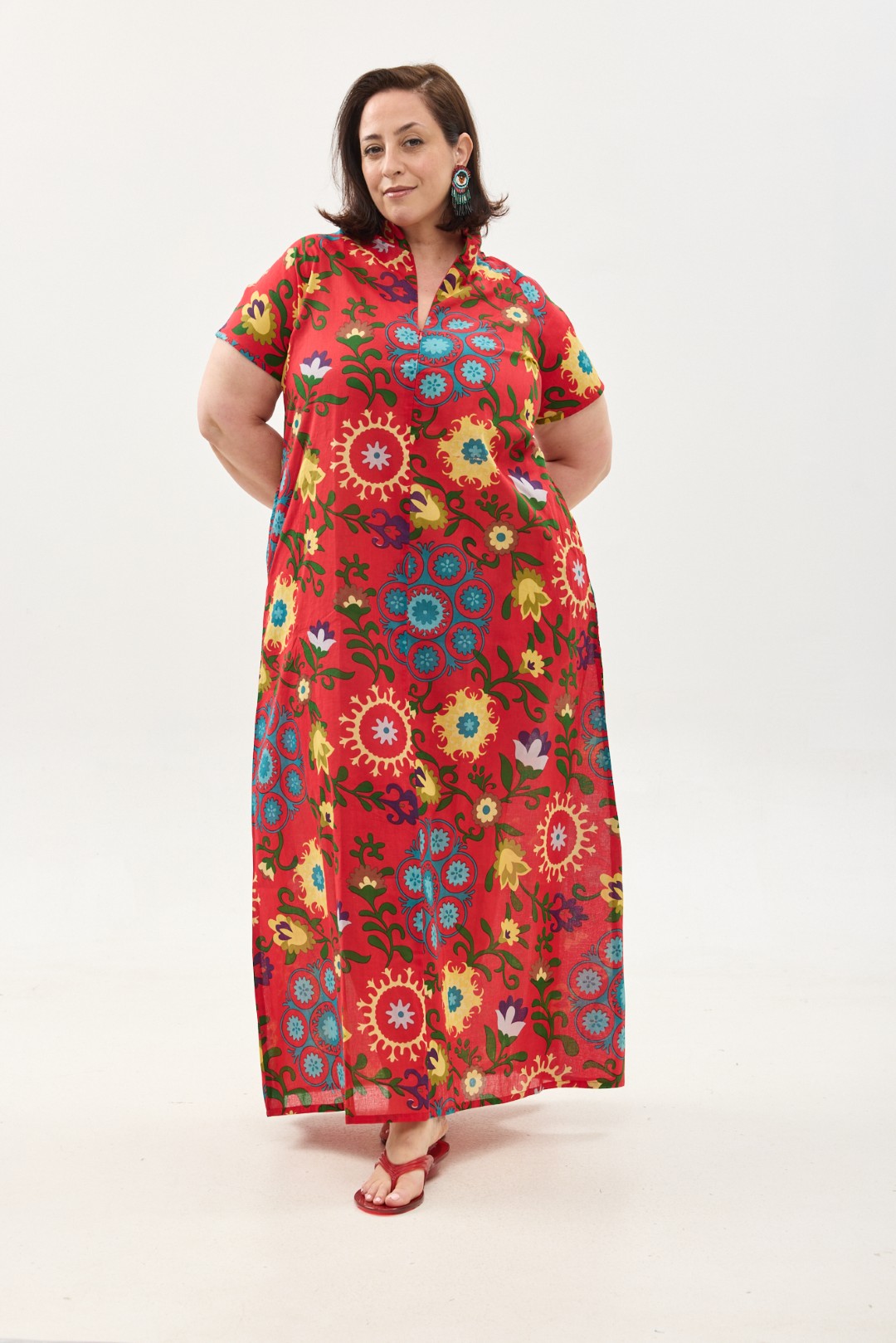 קומפורט זון: שמלת מאיקו, שרוול קצר | סוזני אדום. שמלת מקסי יפיפיה ונוחה, צווארון גבוה בשילוב רוכסן עמוק, עם שרוולים קצרים וכיסים. פרינט פלורילי בצהובים, ירוקים ותכולים על רקע אדום לוהב.