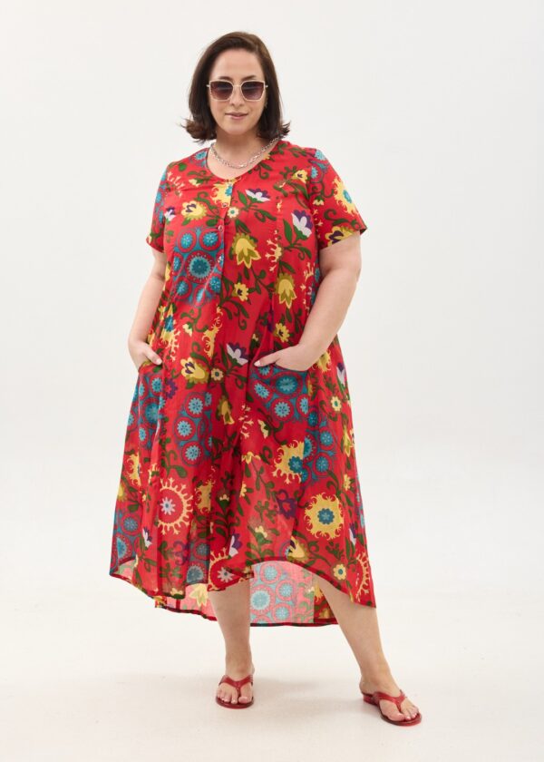 קומפורט זון: שמלת יפעת, שרוול קצר | סוזני אדום. פרינט פלורילי בצהובים, ירוקים ותכולים על רקע אדום לוהב. שמלת אוברסייז יפיפייה ונוחה, צווארון עגול, שרוולים קצרים, כפתורים מלמעלה עד למטה וכיסים קדמיים.