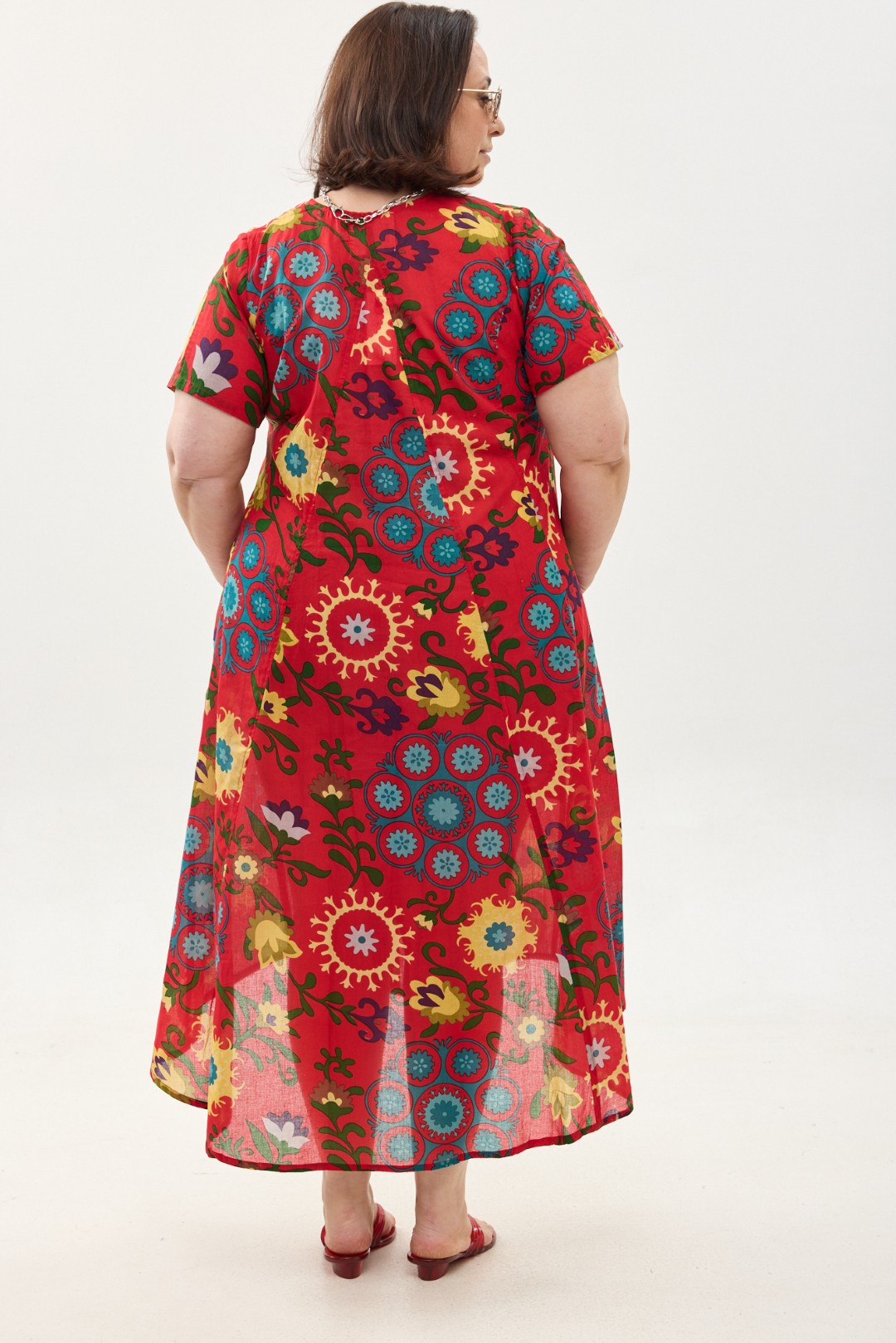 קומפורט זון: שמלת יפעת, שרוול קצר | סוזני אדום. פרינט פלורילי בצהובים, ירוקים ותכולים על רקע אדום לוהב. שמלת אוברסייז יפיפייה ונוחה, צווארון עגול, שרוולים קצרים, כפתורים מלמעלה עד למטה וכיסים קדמיים.