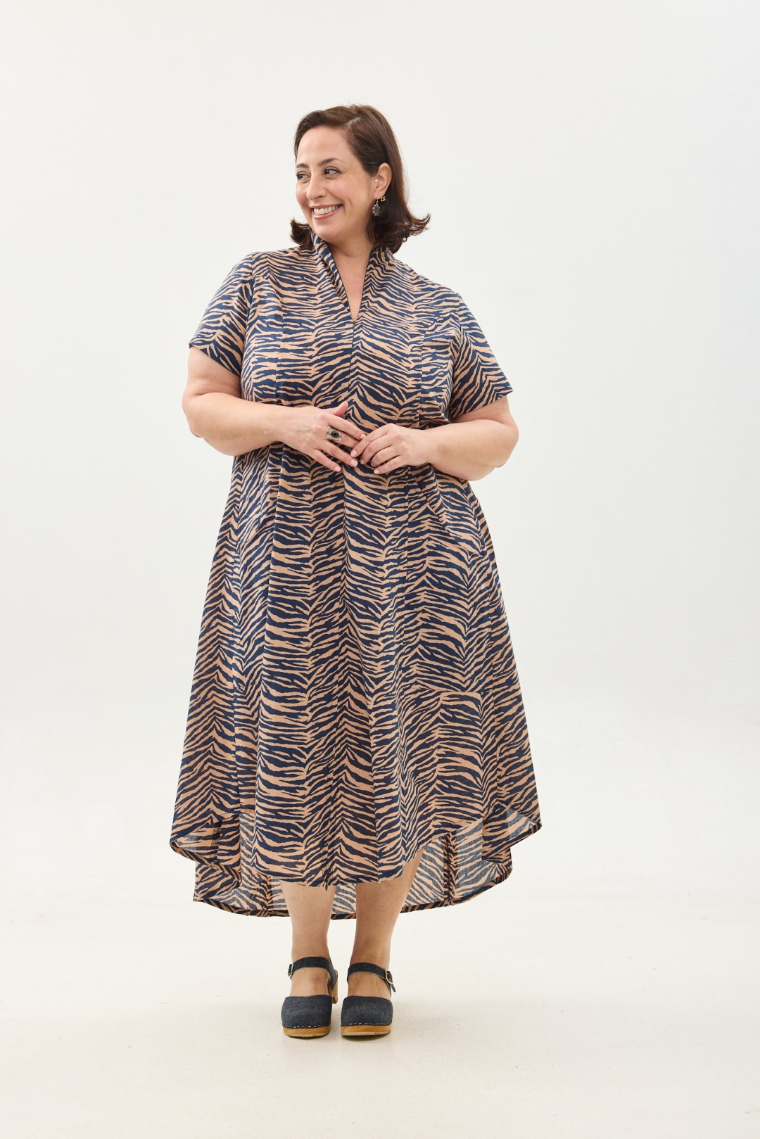 שמלת אייקו, שרוול קצר | זברה. שמלה יפנית בעלת מפתח בעיצוב ייחודי ושרוול קצר - הדפס זברה בצבע כחול עמוק על שמלה בגוון פודרה