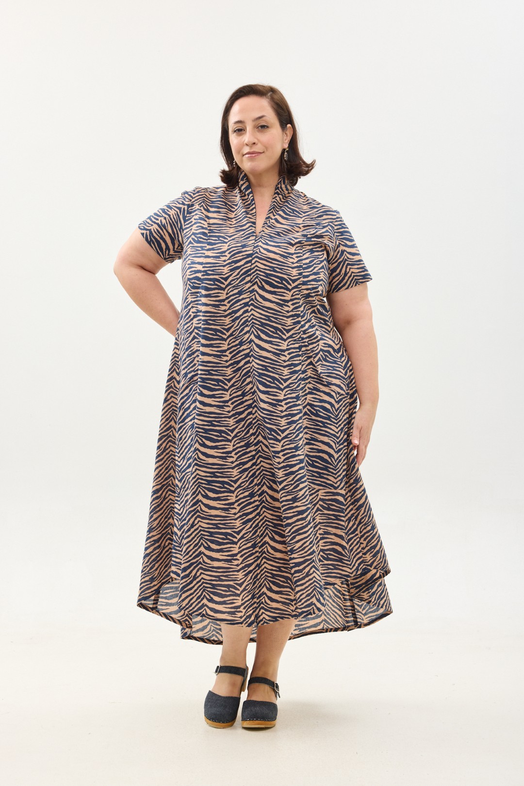 שמלת אייקו, שרוול קצר | זברה. שמלה יפנית בעלת מפתח בעיצוב ייחודי ושרוול קצר - הדפס זברה בצבע כחול עמוק על שמלה בגוון פודרה