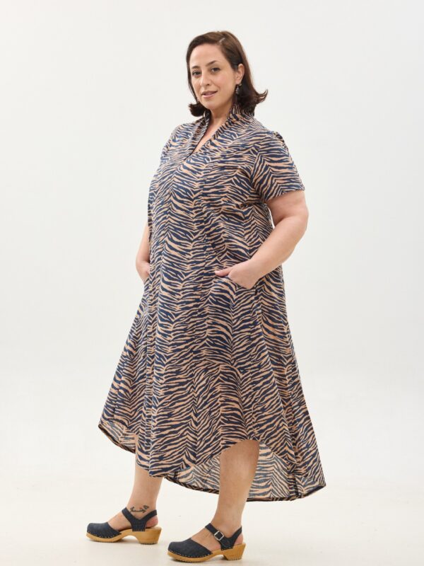 שמלת אייקו, שרוול קצר | זברה. שמלה יפנית בעלת מפתח בעיצוב ייחודי ושרוול קצר - הדפס זברה בצבע כחול עמוק על שמלה בגוון פודרה