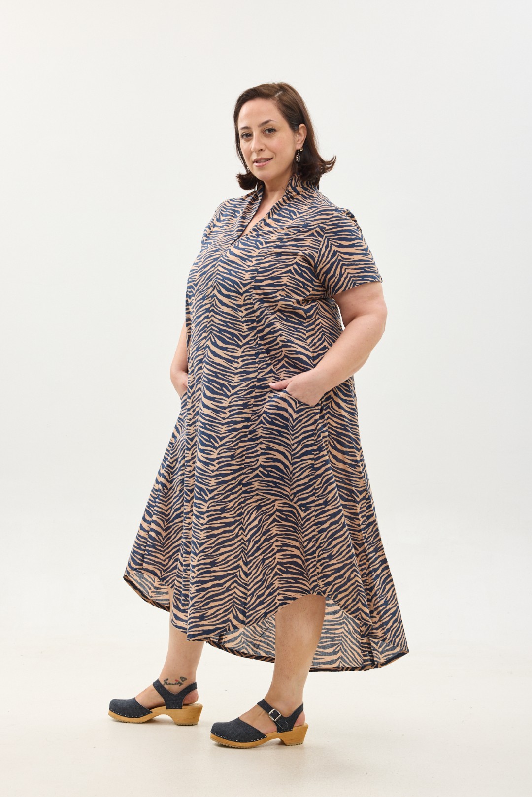 שמלת אייקו, שרוול קצר | זברה. שמלה יפנית בעלת מפתח בעיצוב ייחודי ושרוול קצר - הדפס זברה בצבע כחול עמוק על שמלה בגוון פודרה