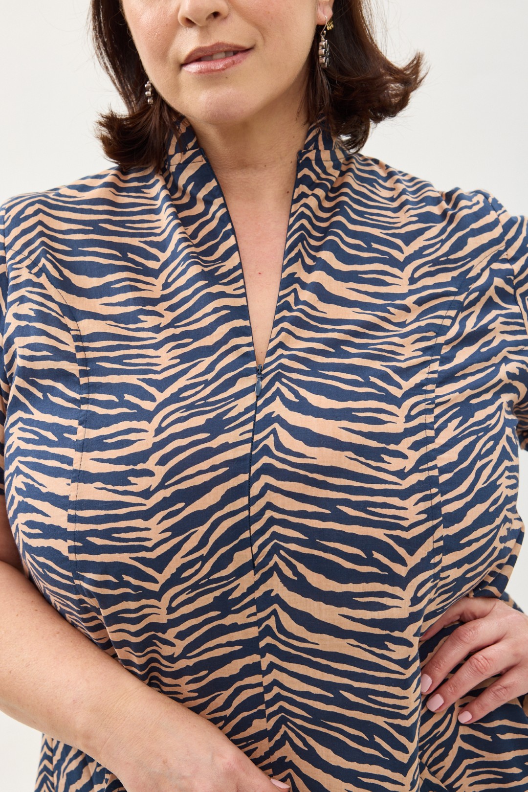 שמלת אייקו, שרוול קצר | זברה. שמלה יפנית בעלת מפתח בעיצוב ייחודי ושרוול קצר - הדפס זברה בצבע כחול עמוק על שמלה בגוון פודרה