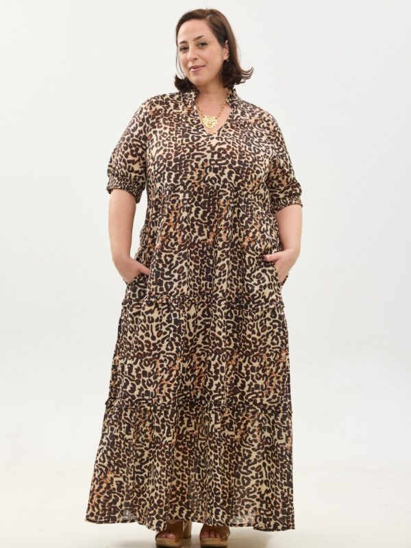 קומפורט זון: שמלת אפרת | שמלת מקסי כותנה בעיצוב ייחודי - פרינט מנומר, גלביה עם הדפס חברבורות בגווני שחור וחום. שמלת מקסי נעימה ונוחה באורך הקרסול. עם בטנה, צווארון ווי משודרג, שרוולים באורך המרפק עם גומי וכיסים.