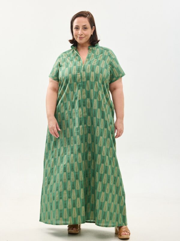 שמלת מאיקו | שמלה יפנית בעלת מפתח בעיצוב ייחודי ושרוול קצר - הדפס עלים טרופיים על שמלה בצבע ירוק מנטה עמוק
