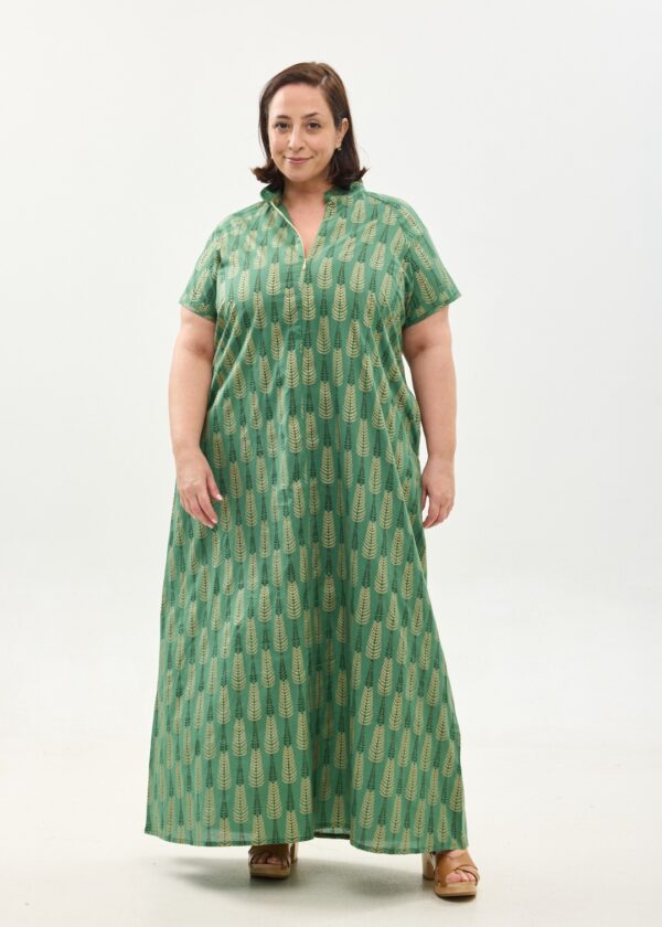 שמלת מאיקו | שמלה יפנית בעלת מפתח בעיצוב ייחודי ושרוול קצר - הדפס עלים טרופיים על שמלה בצבע ירוק מנטה עמוק