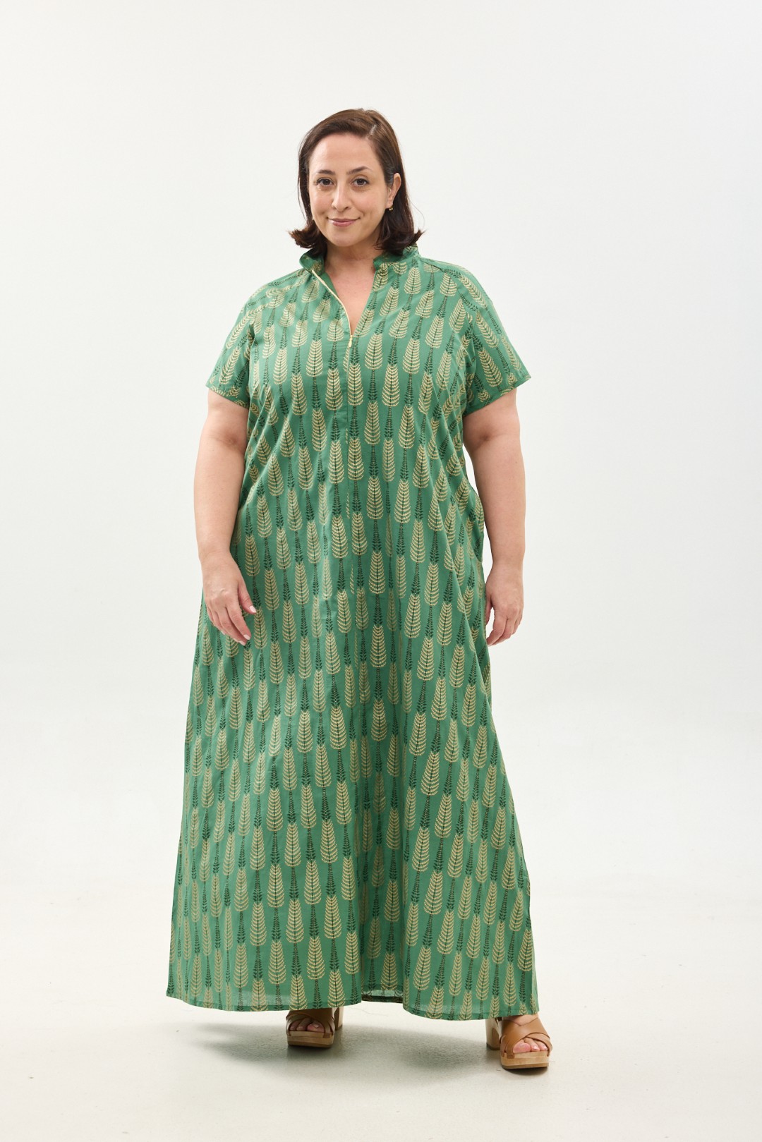 שמלת מאיקו | שמלה יפנית בעלת מפתח בעיצוב ייחודי ושרוול קצר - הדפס עלים טרופיים על שמלה בצבע ירוק מנטה עמוק