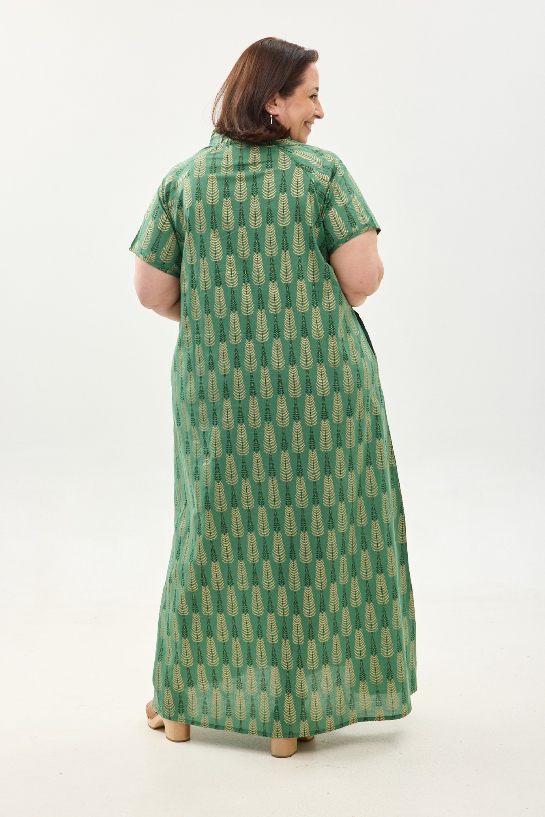 שמלת מאיקו | שמלה יפנית בעלת מפתח בעיצוב ייחודי ושרוול קצר - הדפס עלים טרופיים על שמלה בצבע ירוק מנטה עמוק