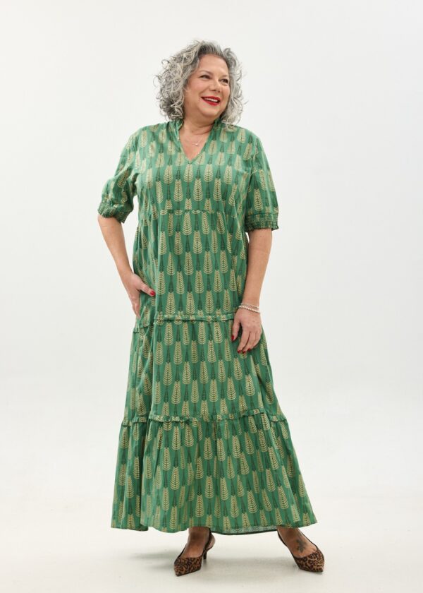 שמלת אפרת | שמלת מקסי כותנה בעיצוב ייחודי - פרינט יער קסום: עלים טרופיים על שמלה בצבע ירוק מנטה עמוק.