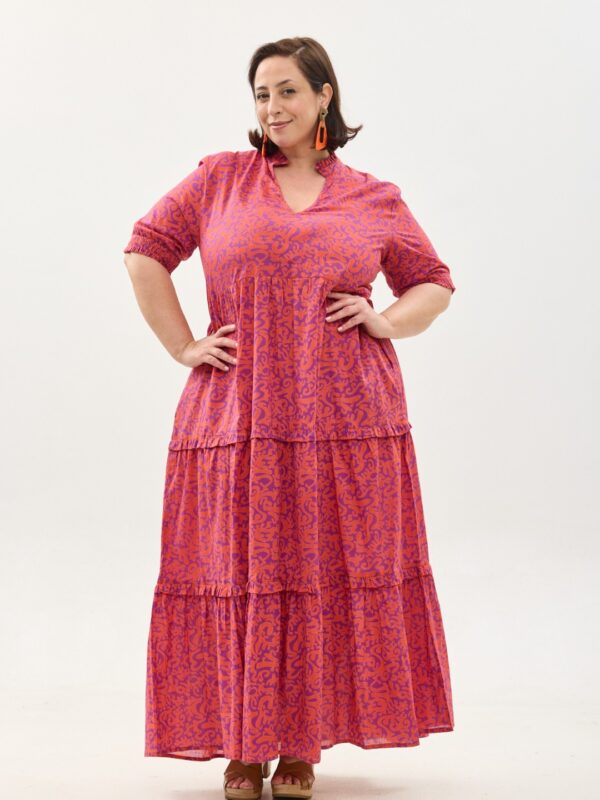 קומפורט זון: שמלת אפרת | הפי פנטזי: דגם אוריינטלי ורוד כתום על רקע סגול. שמלת מקסי נעימה ונוחה באורך הקרסול. עם בטנה, צווארון ווי משודרג, שרוולים באורך המרפק עם גומי וכיסים