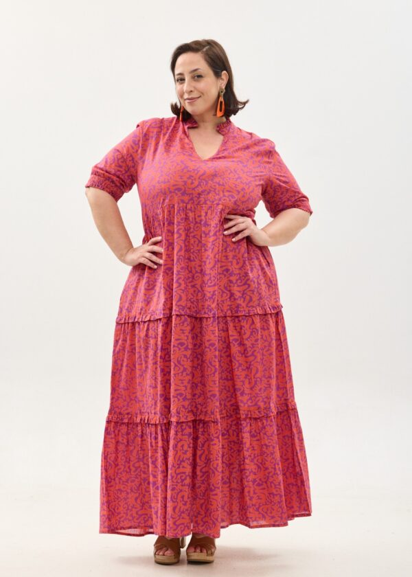 קומפורט זון: שמלת אפרת | הפי פנטזי: דגם אוריינטלי ורוד כתום על רקע סגול. שמלת מקסי נעימה ונוחה באורך הקרסול. עם בטנה, צווארון ווי משודרג, שרוולים באורך המרפק עם גומי וכיסים