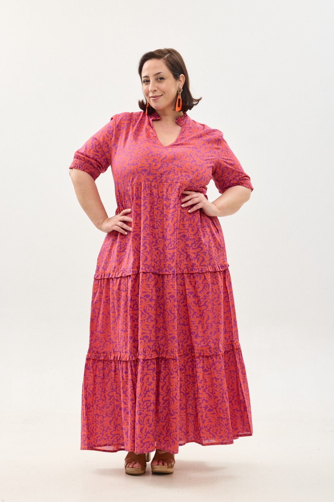 קומפורט זון: שמלת אפרת | הפי פנטזי: דגם אוריינטלי ורוד כתום על רקע סגול. שמלת מקסי נעימה ונוחה באורך הקרסול. עם בטנה, צווארון ווי משודרג, שרוולים באורך המרפק עם גומי וכיסים