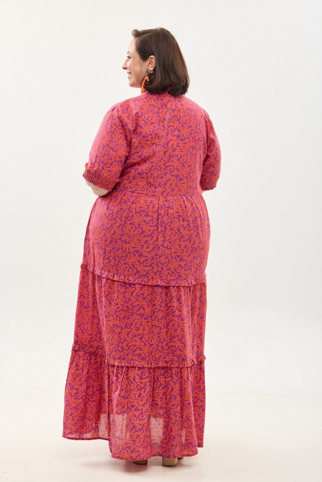 קומפורט זון: שמלת אפרת | הפי פנטזי: דגם אוריינטלי ורוד כתום על רקע סגול. שמלת מקסי נעימה ונוחה באורך הקרסול. עם בטנה, צווארון ווי משודרג, שרוולים באורך המרפק עם גומי וכיסים