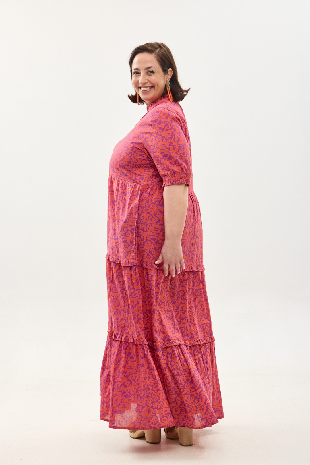 קומפורט זון: שמלת אפרת | הפי פנטזי: דגם אוריינטלי ורוד כתום על רקע סגול. שמלת מקסי נעימה ונוחה באורך הקרסול. עם בטנה, צווארון ווי משודרג, שרוולים באורך המרפק עם גומי וכיסים