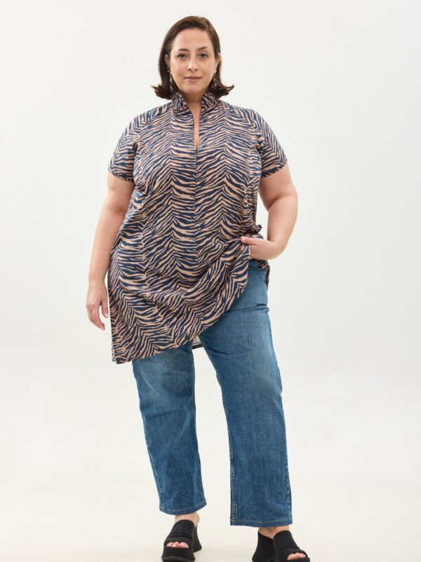 קומפורט זון: טוניקת מאיקו | טוניקה יפנית בעלת מפתח בעיצוב ייחודי. הדפס זברה בצבע כחול עמוק על שמלה בגוון פודרה. טוניקה באורך מחצית הירך, צווארון גבוה בשילוב רוכסן עמוק, עם שרוולים קצרים.