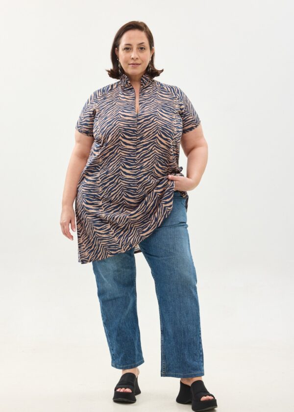 קומפורט זון: טוניקת מאיקו | טוניקה יפנית בעלת מפתח בעיצוב ייחודי. הדפס זברה בצבע כחול עמוק על שמלה בגוון פודרה. טוניקה באורך מחצית הירך, צווארון גבוה בשילוב רוכסן עמוק, עם שרוולים קצרים.