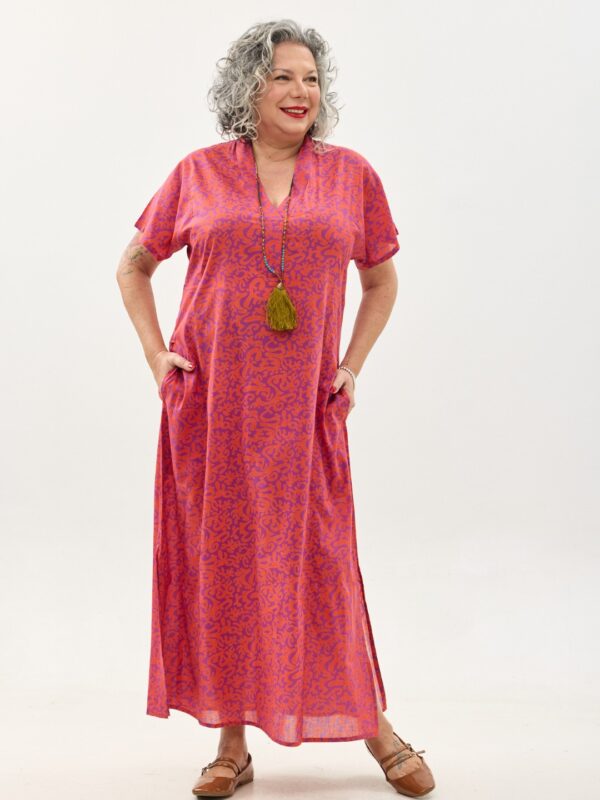 גלביה לנשים, שרוול קצר | הפי פנטזי: פרינט בדגם אוריינטלי ורוד כתום על רקע סגול. שמלת גלביה נעימה ונוחה באורך הקרסול, צווארון ווי, שרוולים קצרים וכיסים צדדיים.