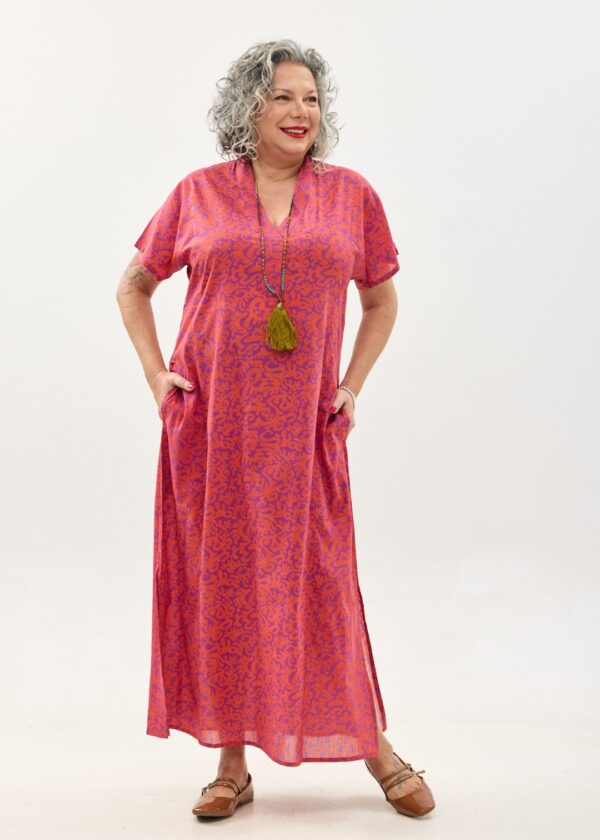 גלביה לנשים, שרוול קצר | הפי פנטזי: פרינט בדגם אוריינטלי ורוד כתום על רקע סגול. שמלת גלביה נעימה ונוחה באורך הקרסול, צווארון ווי, שרוולים קצרים וכיסים צדדיים.