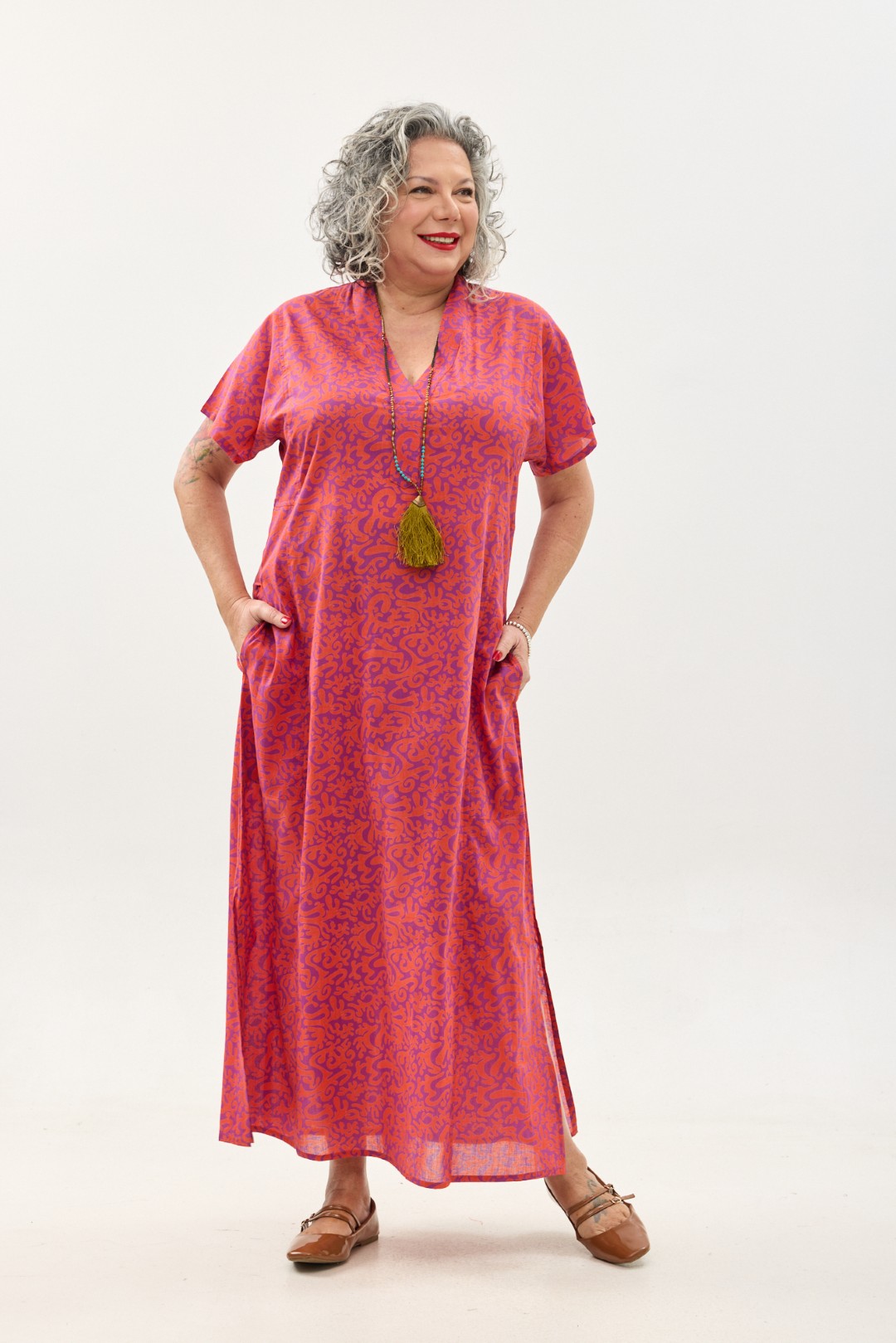 גלביה לנשים, שרוול קצר | הפי פנטזי: פרינט בדגם אוריינטלי ורוד כתום על רקע סגול. שמלת גלביה נעימה ונוחה באורך הקרסול, צווארון ווי, שרוולים קצרים וכיסים צדדיים.