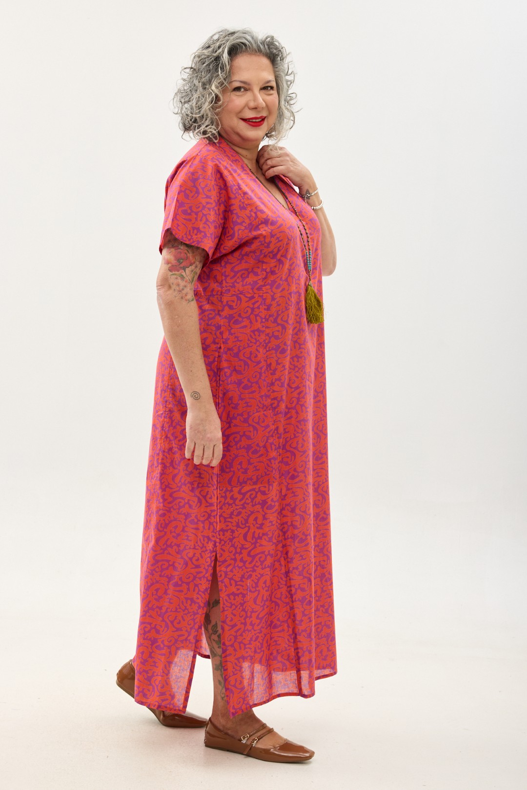 גלביה לנשים, שרוול קצר | הפי פנטזי: פרינט בדגם אוריינטלי ורוד כתום על רקע סגול. שמלת גלביה נעימה ונוחה באורך הקרסול, צווארון ווי, שרוולים קצרים וכיסים צדדיים.