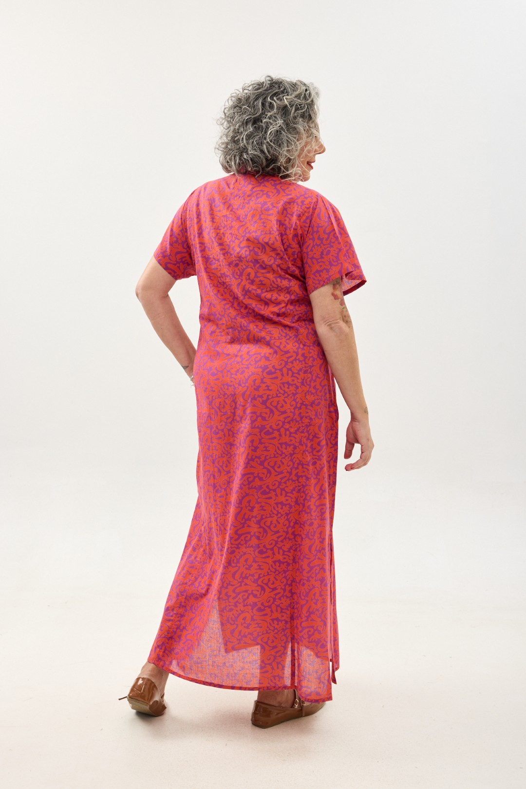 גלביה לנשים, שרוול קצר | הפי פנטזי: פרינט בדגם אוריינטלי ורוד כתום על רקע סגול. שמלת גלביה נעימה ונוחה באורך הקרסול, צווארון ווי, שרוולים קצרים וכיסים צדדיים.