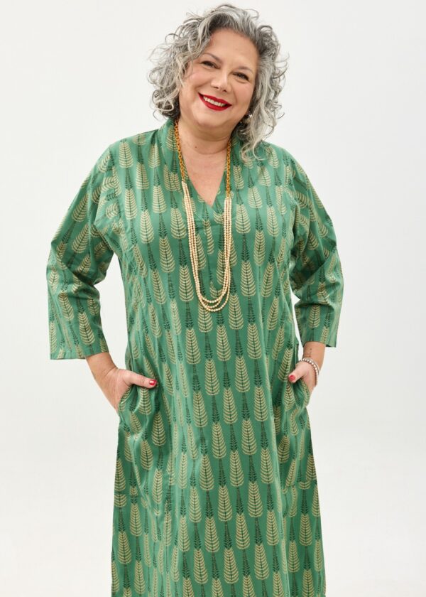 גלביה לנשים | גלבייה בעיצוב ייחודי - פרינט עלים טרופיים על שמלה בצבע ירוק מנטה עמוק