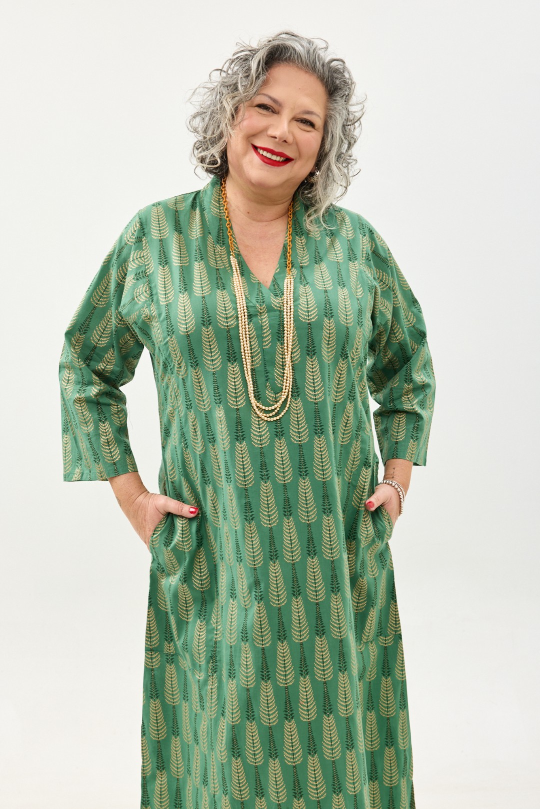 גלביה לנשים | גלבייה בעיצוב ייחודי - פרינט עלים טרופיים על שמלה בצבע ירוק מנטה עמוק